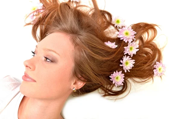 Hermosa mujer joven con gerber flor aislada sobre fondo blanco —  Fotos de Stock