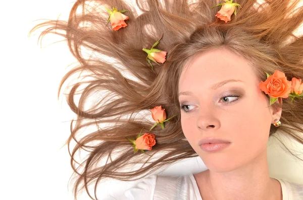Mooie jonge vrouw met rozen — Stockfoto