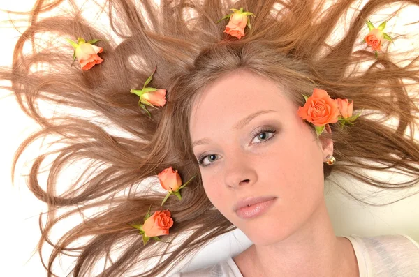Hermosa joven con rosas —  Fotos de Stock