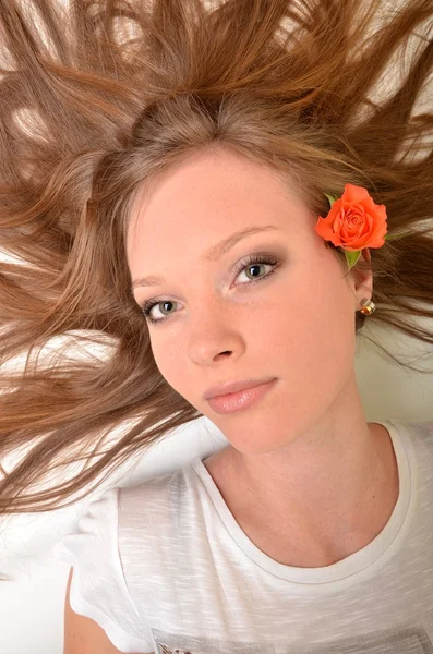 Bella giovane donna con rose — Foto Stock