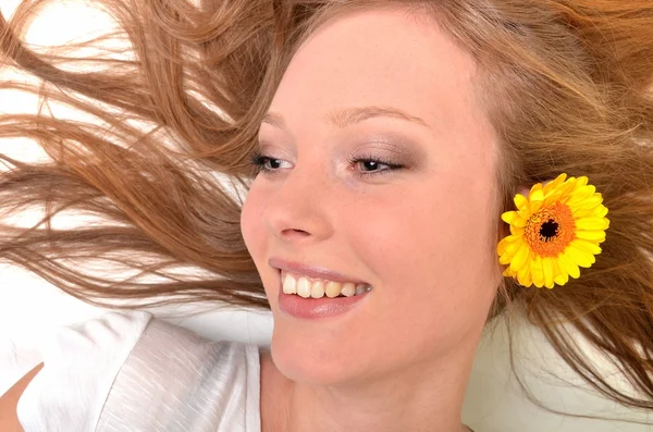 Mulher com flor de gerber — Fotografia de Stock
