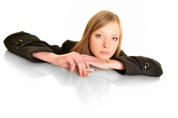 Ritratto di una bella giovane donna con fumo di sigaretta su sfondo bianco — Foto Stock