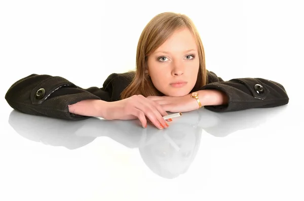 Portret van een mooie jonge vrouw met sigarettenrook op een witte backgro — Stockfoto