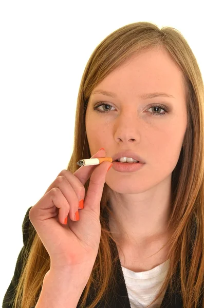 Schöne Frau in der Hand einer Zigarette — Stockfoto