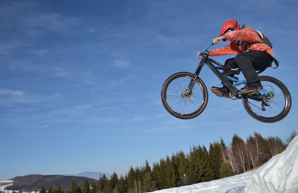 Yokuş aşağı dağ bisikleti karda — Stok fotoğraf