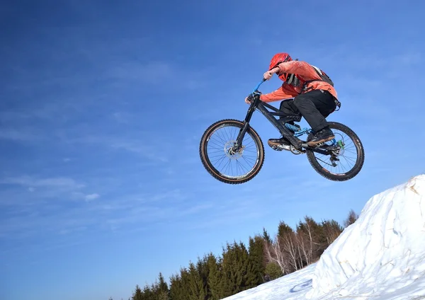 Downhill mountainbike in sneeuw — Stockfoto