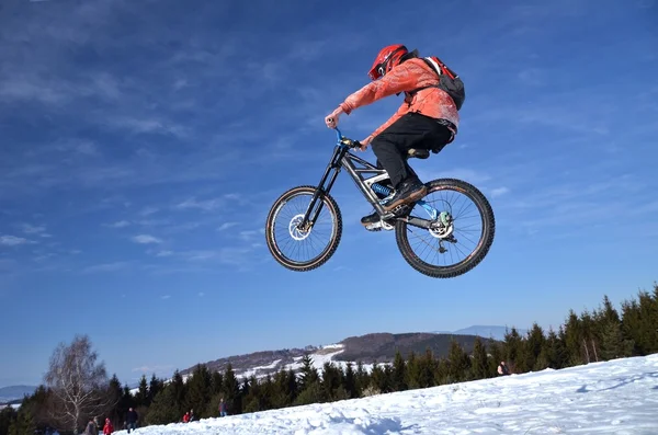 Bicicleta de montaña cuesta abajo en nieve —  Fotos de Stock
