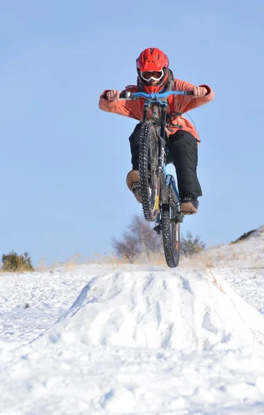Bicicleta de montaña cuesta abajo en nieve —  Fotos de Stock