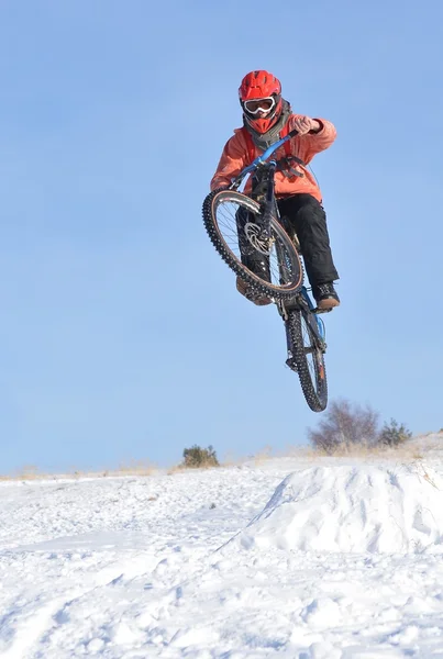 Bicicleta de montanha downhill na neve — Fotografia de Stock