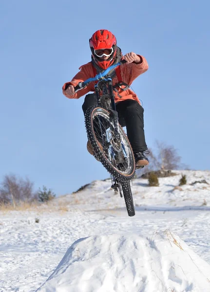 在雪中下坡山地自行车 — 图库照片