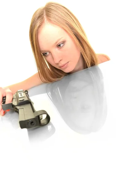 Сексуальная женщина с пистолетом изолирована на белом — стоковое фото
