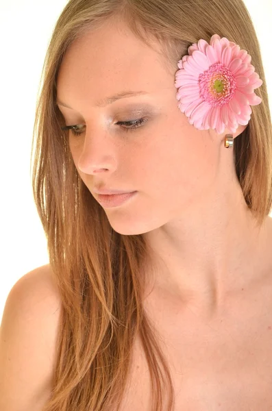 Hermosa mujer joven con gerber flor aislada sobre fondo blanco — Foto de Stock