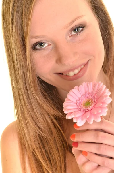 Piękna młoda kobieta z gerber kwiat izolowane na białym tle — Zdjęcie stockowe