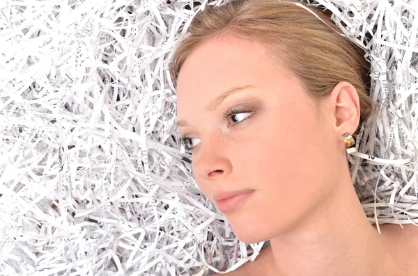 Femme avec du papier déchiqueté — Photo