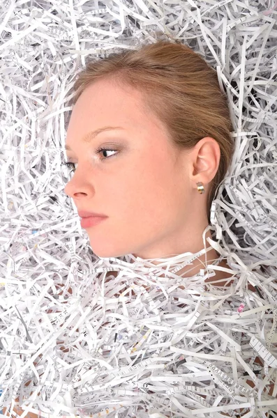 Mujer en papel rallado —  Fotos de Stock
