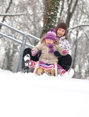 Anne ve kızı güzel kış sahne sledging,