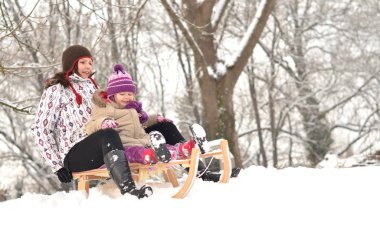 Anne ve kızı güzel kış sahne sledging,