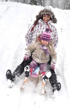 Anne ve kızı güzel kış sahne sledging,