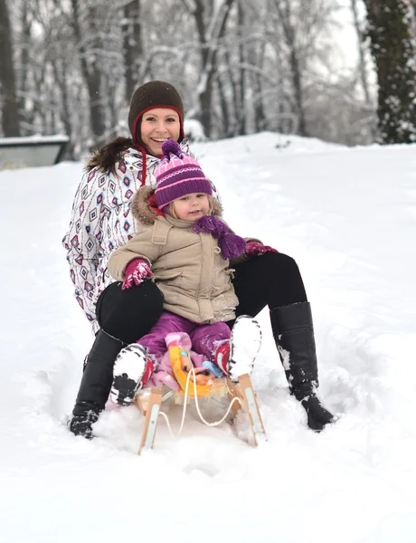 Matka i córka, jazda na sankach, ładne zimowa scena — Zdjęcie stockowe