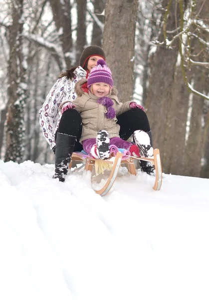 Anya és lánya, szánkózás, szép téli táj — Stock Fotó