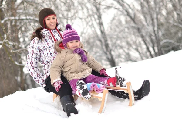 Mãe e filha trenó, bela cena de inverno — Fotografia de Stock