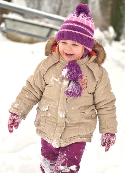 Ευτυχισμένο παιδάκι παίζει στο χιόνι — Φωτογραφία Αρχείου