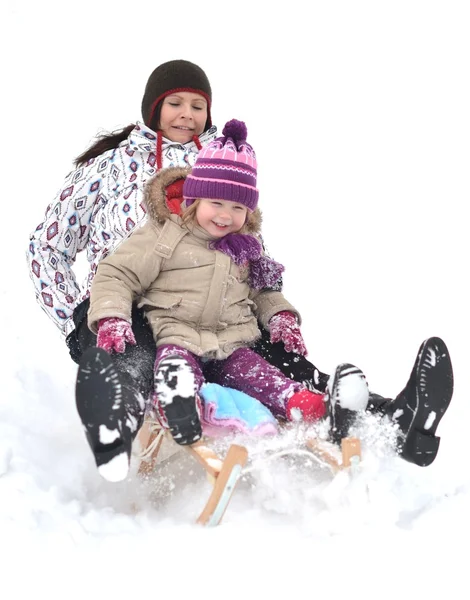 母亲和女儿雪橇，好冬季现场 — 图库照片