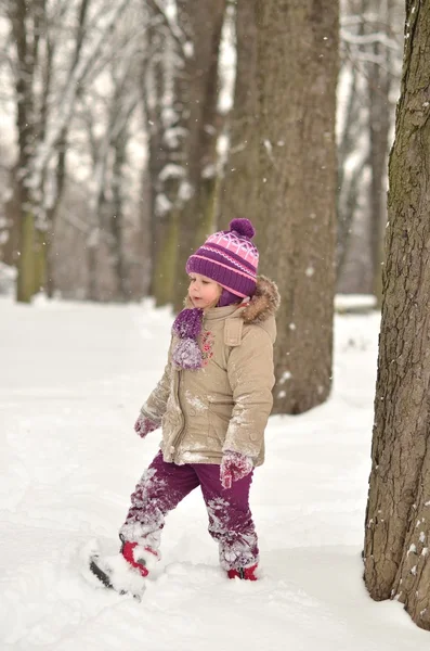 Szczęśliwy małe dziecko bawi się w śniegu — Zdjęcie stockowe