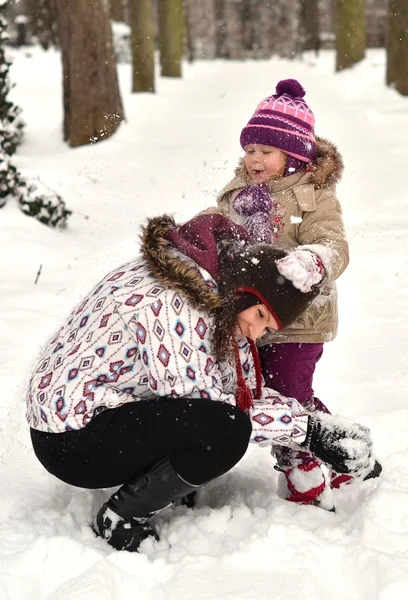 Glad liten unge spelar i snö — Stockfoto