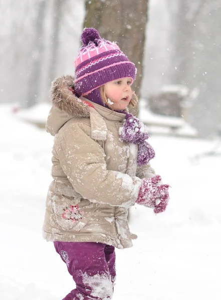 Feliz niño está jugando en la nieve —  Fotos de Stock