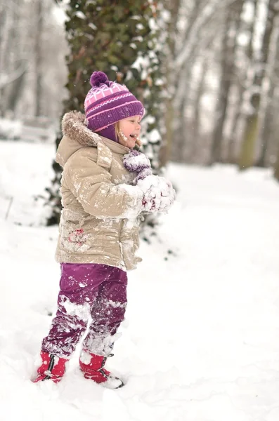 Šťastné malé dítě hraje na sněhu — Stock fotografie