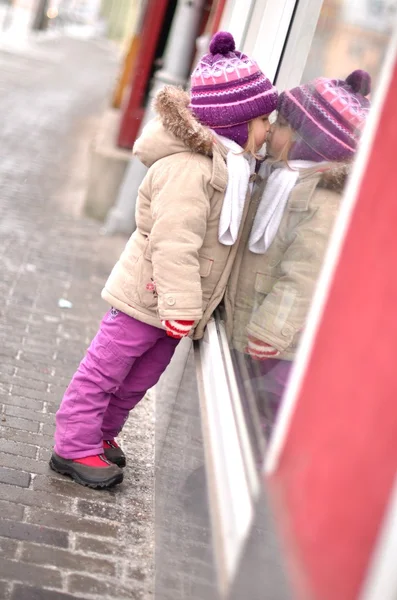 Dziecko w mieście zimą — Zdjęcie stockowe