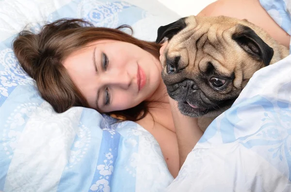 Frau mit Hund im Bett — Stockfoto
