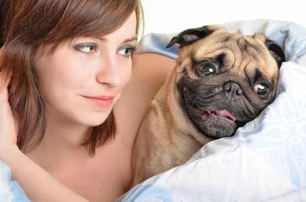 Frau und Hund schlafen bequem im Bett — Stockfoto