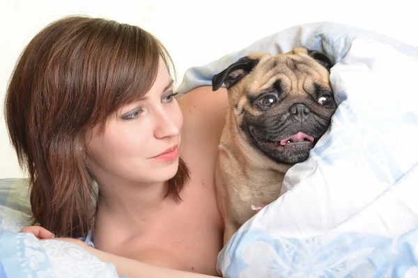 Frau und Hund schlafen bequem im Bett — Stockfoto