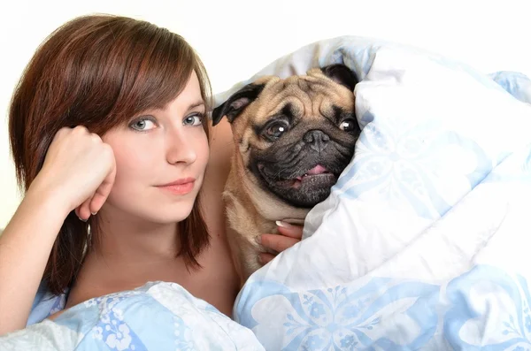 女性と彼女の犬を快適、ベッドで寝ています。 — ストック写真