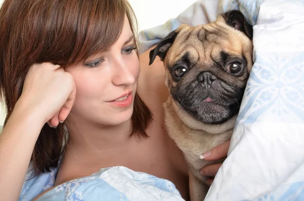 Frau und Hund schlafen bequem im Bett — Stockfoto
