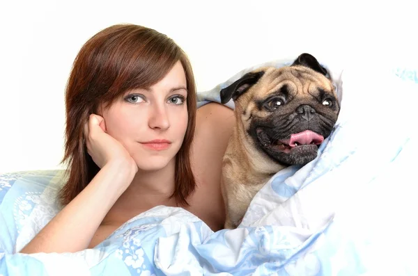 Kvinnan och hennes hund bekvämt sova i sängen — Stockfoto
