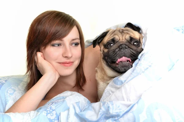 Kvinnan och hennes hund bekvämt sova i sängen — Stockfoto