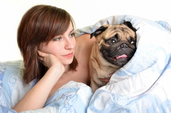 Nő és lány kutya kényelmesen alszik az ágyban — Stock Fotó
