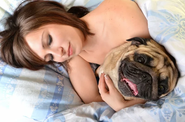 Kadın ve rahat yatağında uyuyan köpeği — Stok fotoğraf