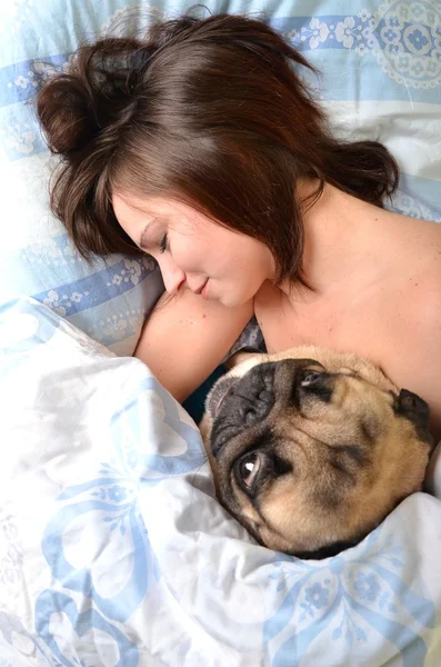 Mulher e seu cão confortavelmente dormindo na cama — Fotografia de Stock