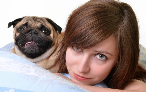 여자와 그녀의 강아지를 편안 하 게 침대에서 자 고 — 스톡 사진