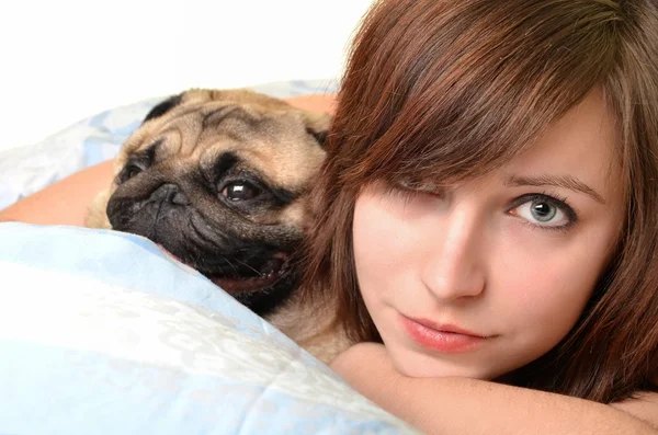 Жінка і її собака комфортно сплять у ліжку — стокове фото
