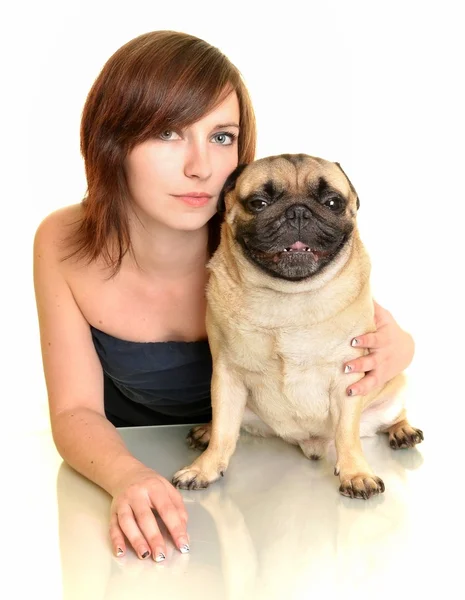 Χαριτωμένο brunette αγκάλιασμα έναs pug — Φωτογραφία Αρχείου