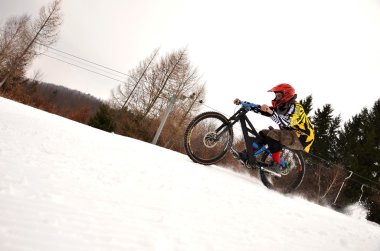 Kışın karlı bir iz sürme Mountainbiker