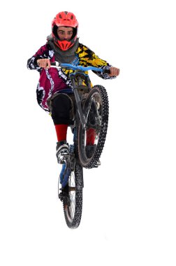 Kışın karlı bir iz sürme Mountainbiker