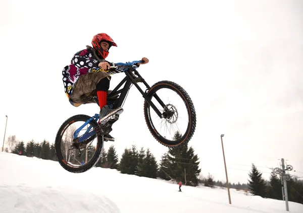 Hora biker jízda zasněženou stezka v zimě — Stock fotografie