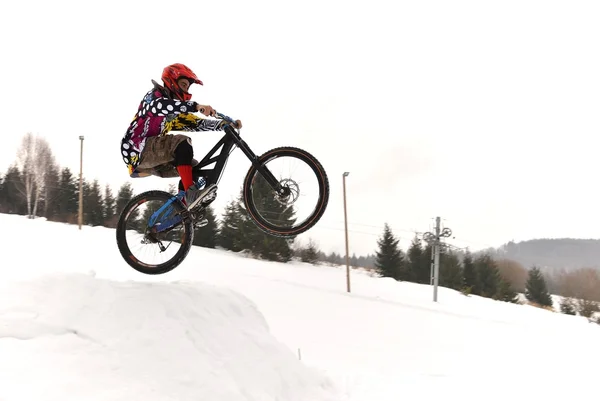 Hora biker jízda zasněženou stezka v zimě — Stock fotografie