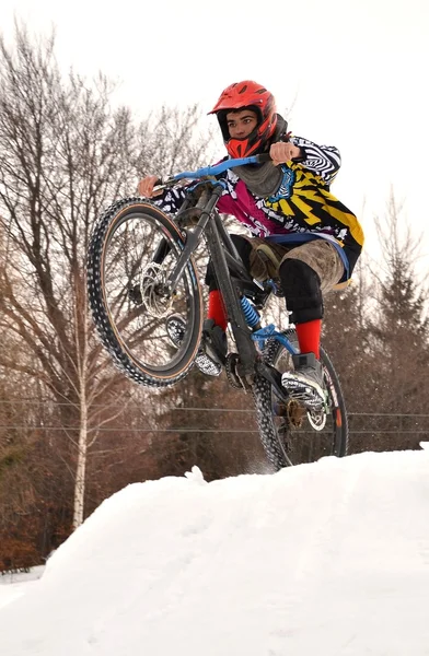 Montanha motociclista montando uma trilha nevada no inverno — Fotografia de Stock